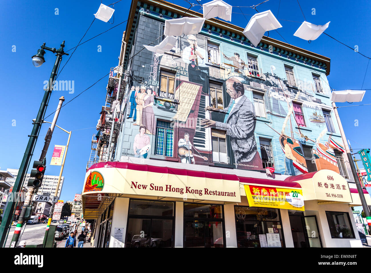 La scultura del murale e dei libri volanti di North Beach, all'angolo tra Columbus Ave. & Broadway, Chinatown, San Francisco, California, USA. Foto Stock