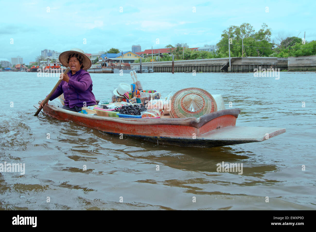 Il venditore di un'imbarcazione, mercato galleggiante, sul Fiume Chao Phraya, Bangkok, Thailandia Foto Stock