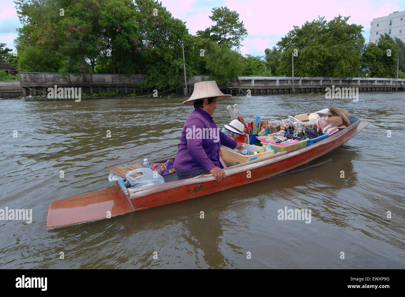 Il venditore di un'imbarcazione, mercato galleggiante, sul Fiume Chao Phraya, Bangkok, Thailandia Foto Stock