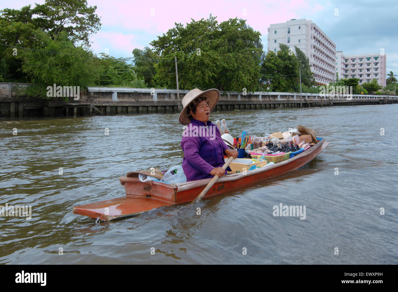 Il venditore di un'imbarcazione, mercato galleggiante, sul Fiume Chao Phraya, Bangkok, Thailandia Foto Stock