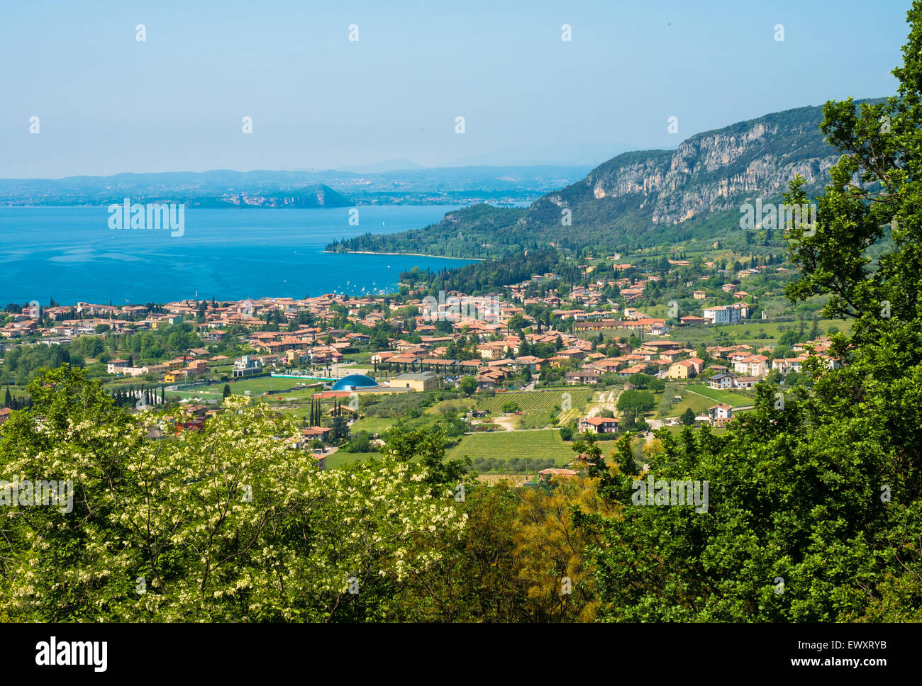 Il lago di Garda e Garda viste sulla città dalle colline circostanti Foto Stock