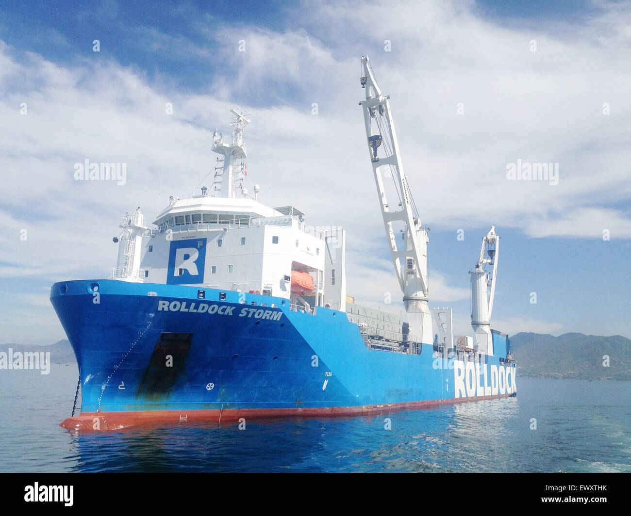 Hanoi. 2 Luglio, 2015. Un Cargo trasporta un chilo-class sommergibile realizzato dalla Russia è visto al Cam Ranh golfo nel Vietnam centrale di Khanh Hoa Provincia, 2 luglio 2015. Il quarto chilo-class sommergibile realizzato dalla Russia per il Vietnam, che sono arrivati in Vietnam il martedì, è stato rilasciato in mare il giovedì a Cam Ranh golfo nel Vietnam del sud costiera centrale Khanh Hoa Provincia, alcuni 1.040 chilometri a sud della capitale Hanoi. Credito: VNA/Xinhua/Alamy Live News Foto Stock