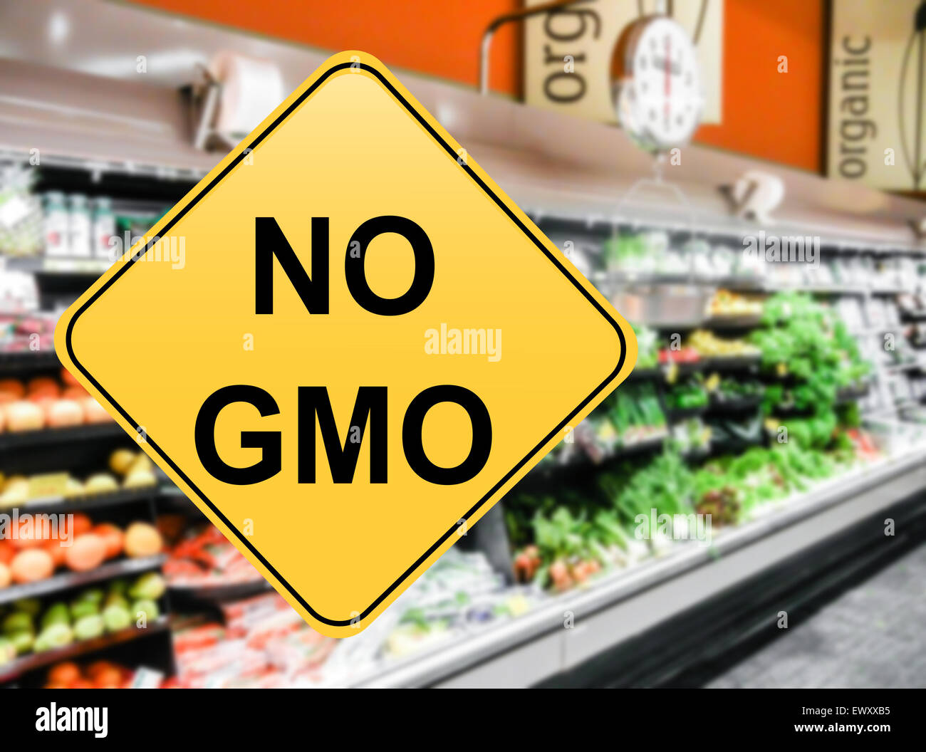 Nessun segno di OGM nella parte anteriore del supermercato sfocata Foto Stock