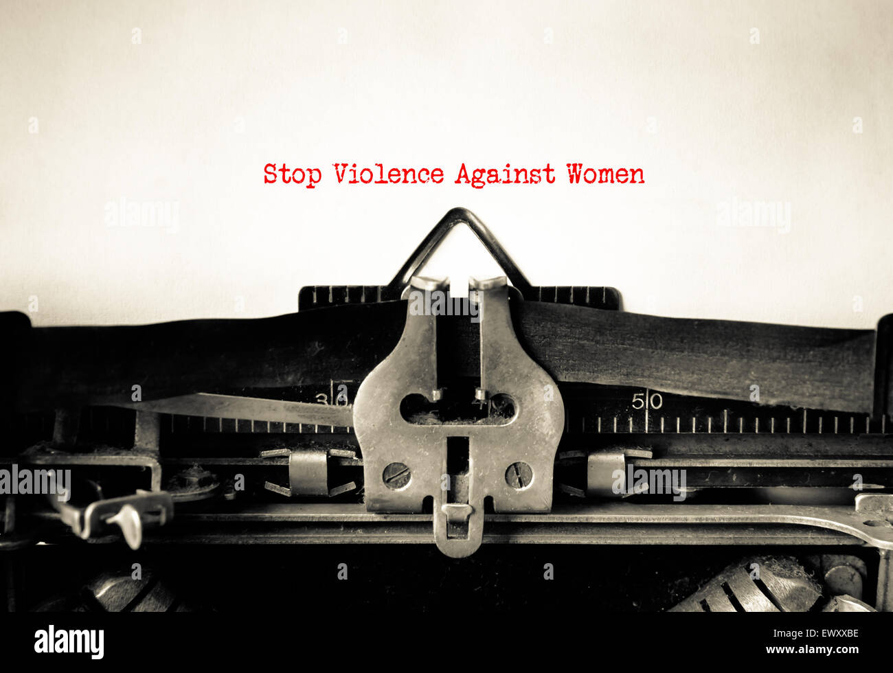 Stop alla violenza contro le donne scritta sulla macchina da scrivere vintage Foto Stock