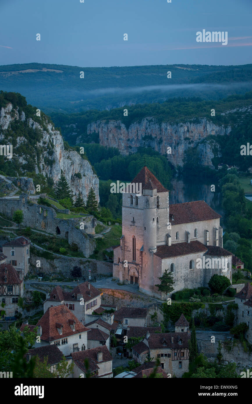 La mattina presto su Saint-Cirq-Lapopie, Valle del Lot, Midi-Pirenei, Francia Foto Stock