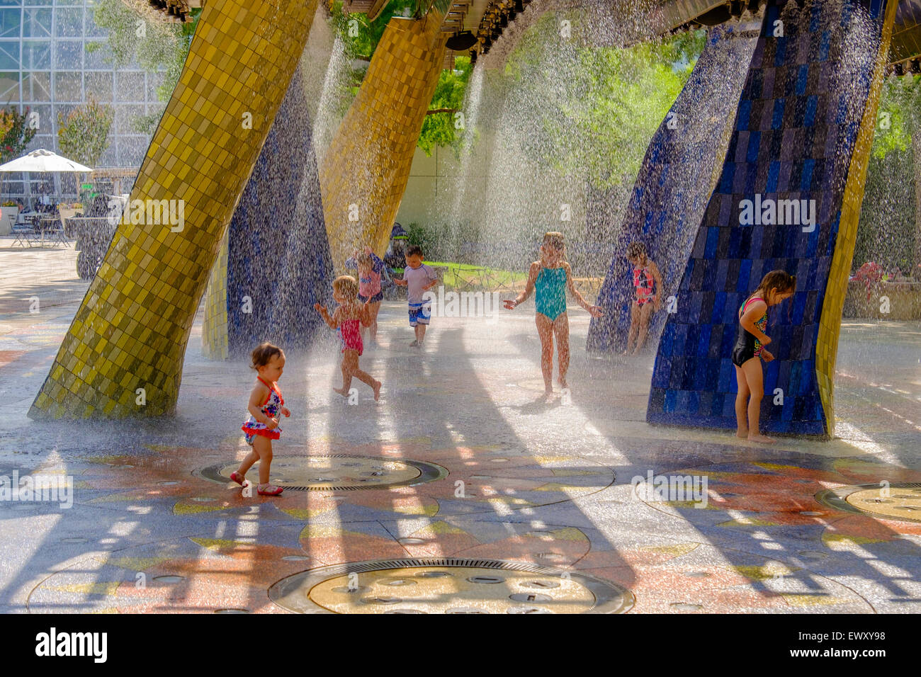 I bambini giocano a splash parco presso la miriade di Giardini Botanici in Oklahoma City, Oklahoma, Stati Uniti d'America. Foto Stock