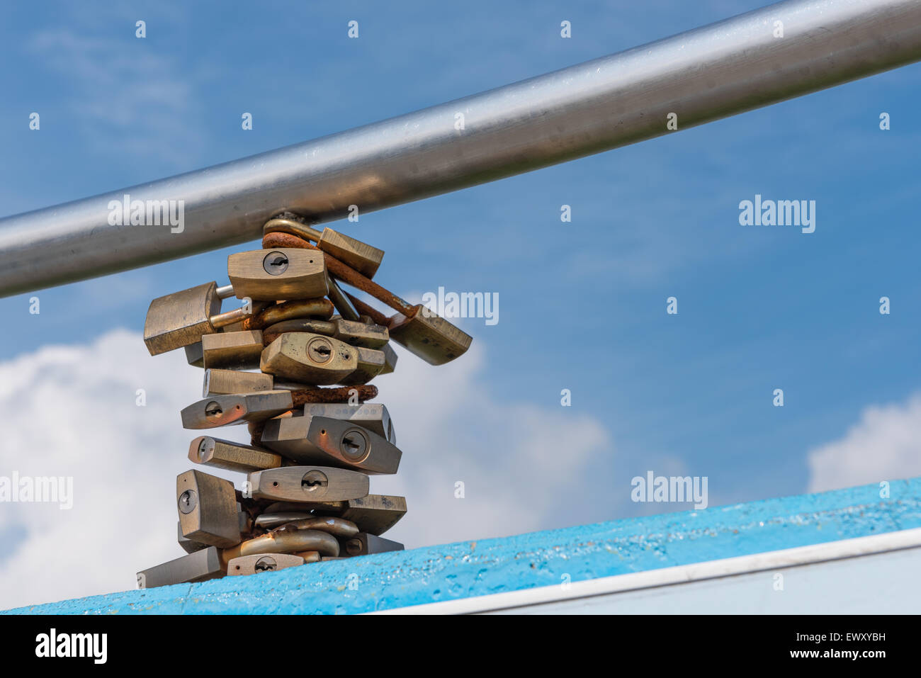 Molti blocchi bloccato intorno ad un palo che simboleggiano le relazioni destinate a durare. Un cielo blu con nuvole in background. Foto Stock