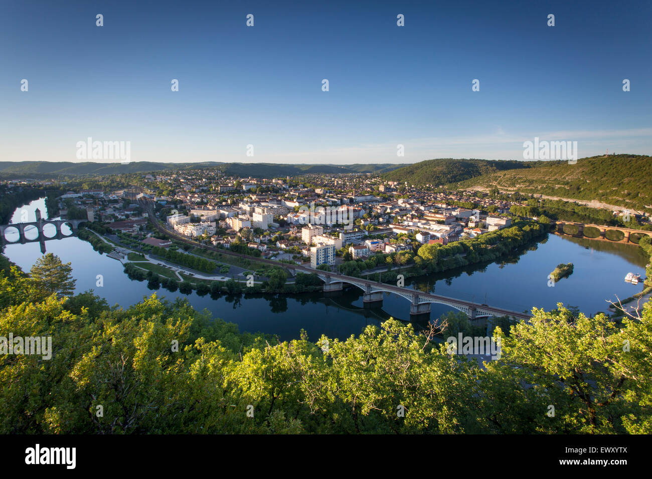 Città di cahors da mount saint-cyr con porto valentre Varcando il fiume Lot. midi-Pyrenees, Francia Foto Stock