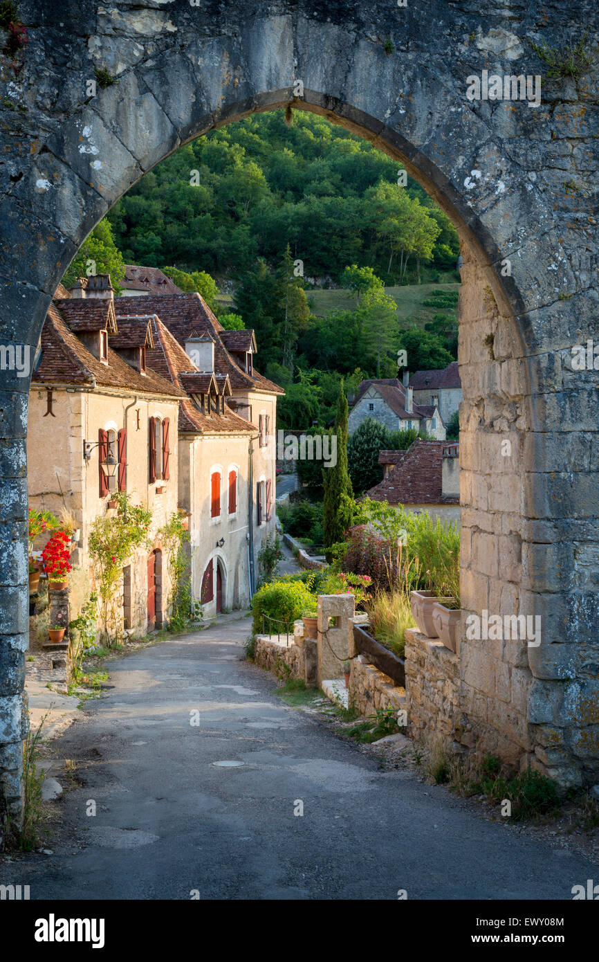 Tramonto al vecchio cancello d'ingresso a Saint-Cirq-Lapopie, Lot Valley, Midi-Pirenei, Francia Foto Stock