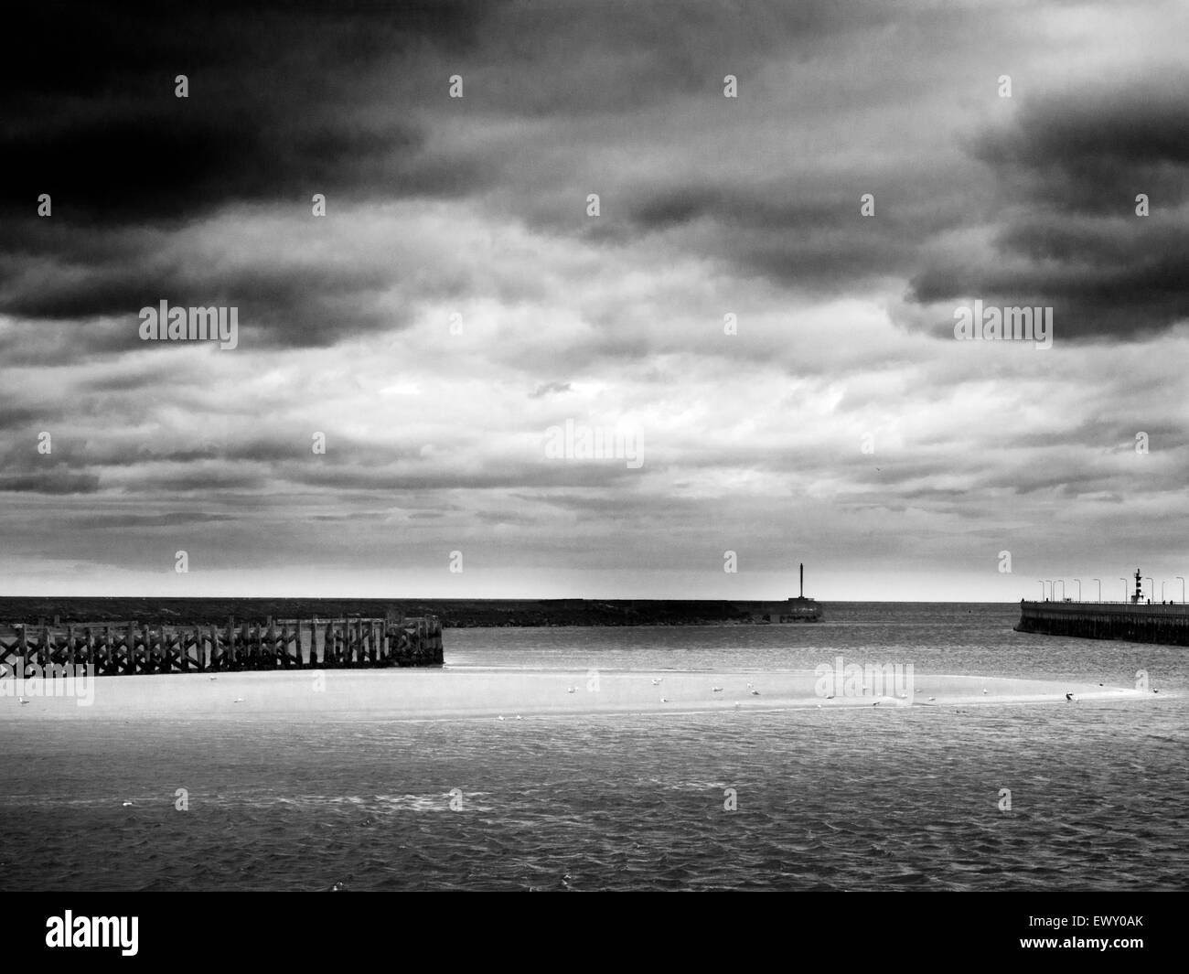 Cielo tempestoso sopra la bocca del fiume Coquet camminare sul mare Northumberland Inghilterra Foto Stock