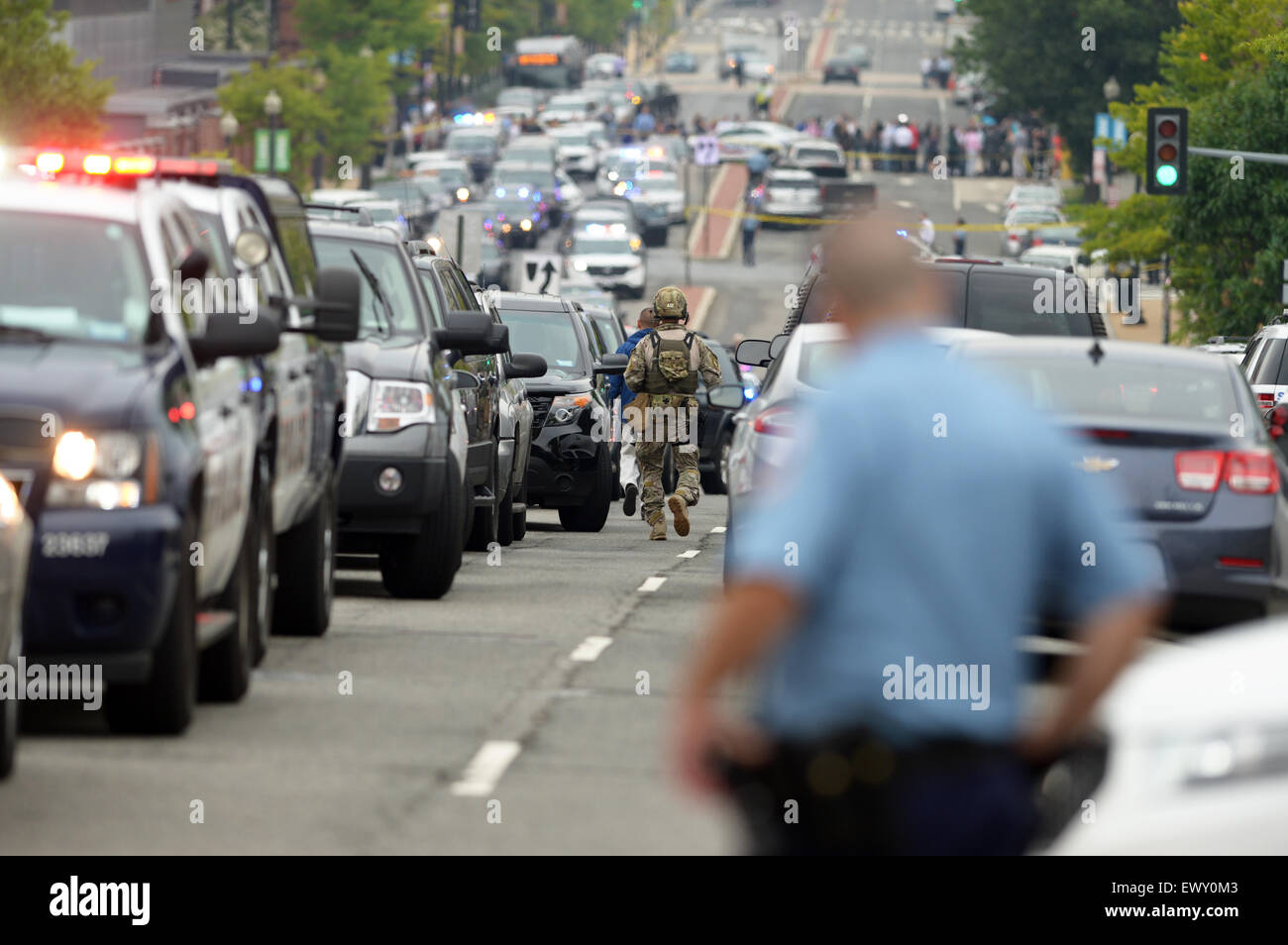 Washington, DC, Stati Uniti d'America. 2 Luglio, 2015. Un soldato passeggiate per la scena di una ripresa a Washington Navy Yard, Washington, DC, Stati Uniti Luglio 2, 2015. Forze di polizia sono state rispondendo a una relazione di un tiratore attivo presso il Washington Navy Yard nel sud-est della capitale statunitense giovedì mattina, Stati Uniti media riportati. Credito: Yin Bogu/Xinhua/Alamy Live News Foto Stock