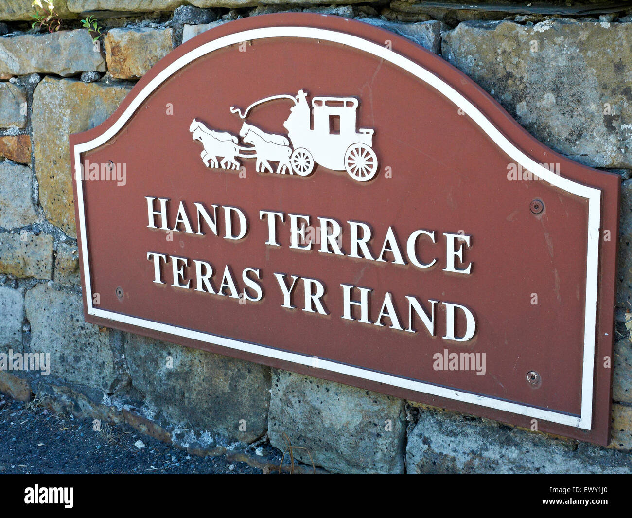 Terrazza a mano, ghisa nome strada in Chirk Wales UK Foto Stock