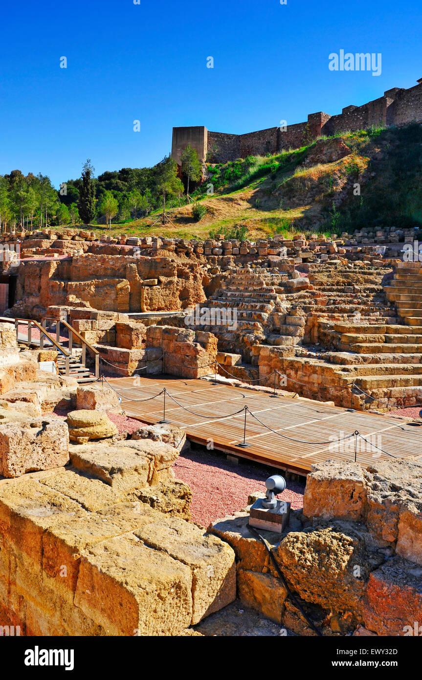 Teatro romano di Malaga, in Spagna, con la Alcazaba in background Foto Stock