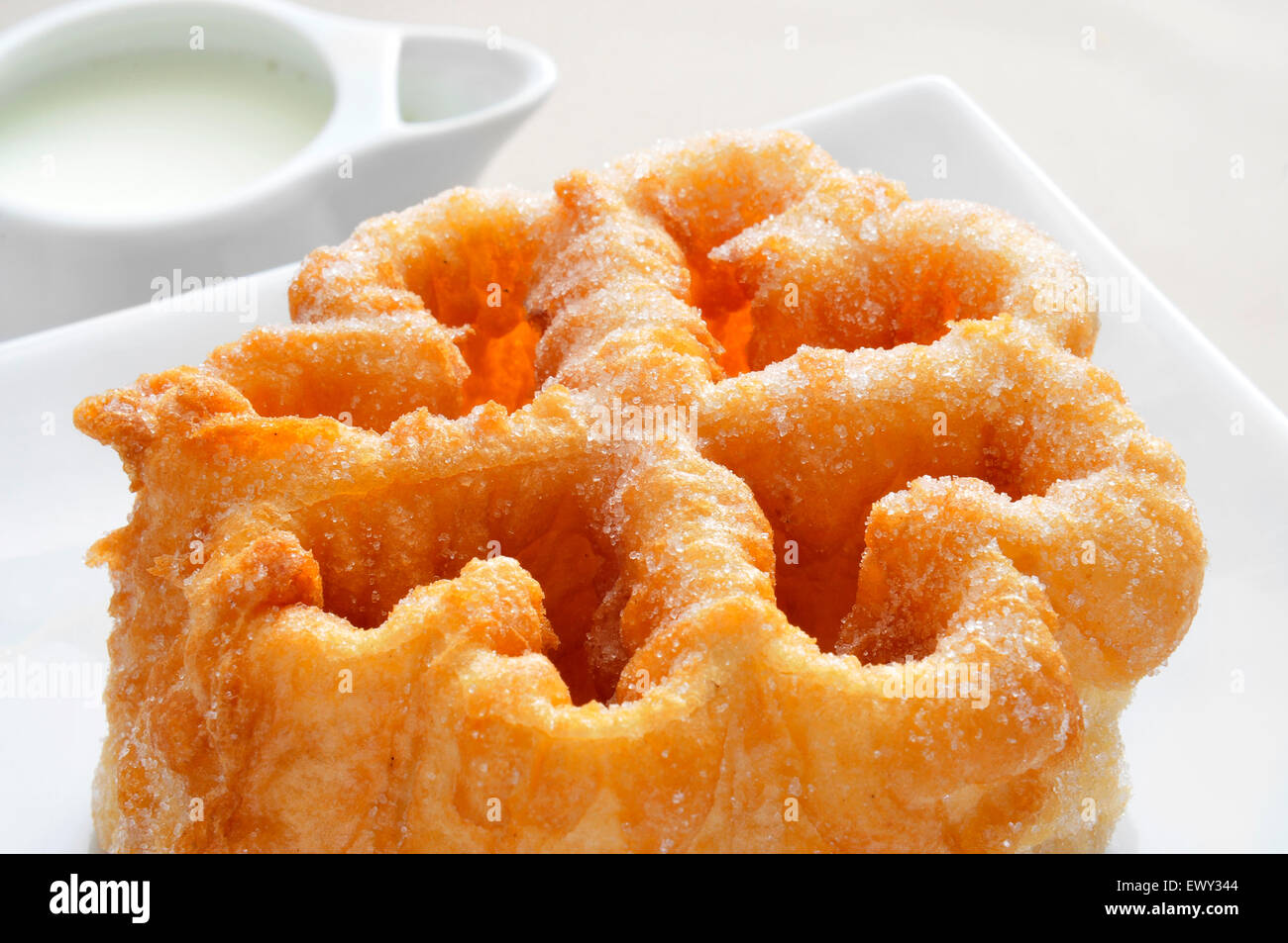 Primo piano di una fioretta frita o Flor de Pascua, tipico fiore a forma di dessert spagnolo per la Pasqua Foto Stock