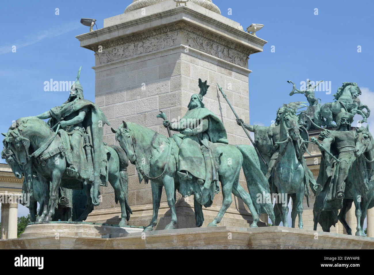 Un monumento di vari eroi presso il Monumento Millenario Milleniumi Emlekmu presso Piazza degli Eroi Hosok tere a Budapest Foto Stock