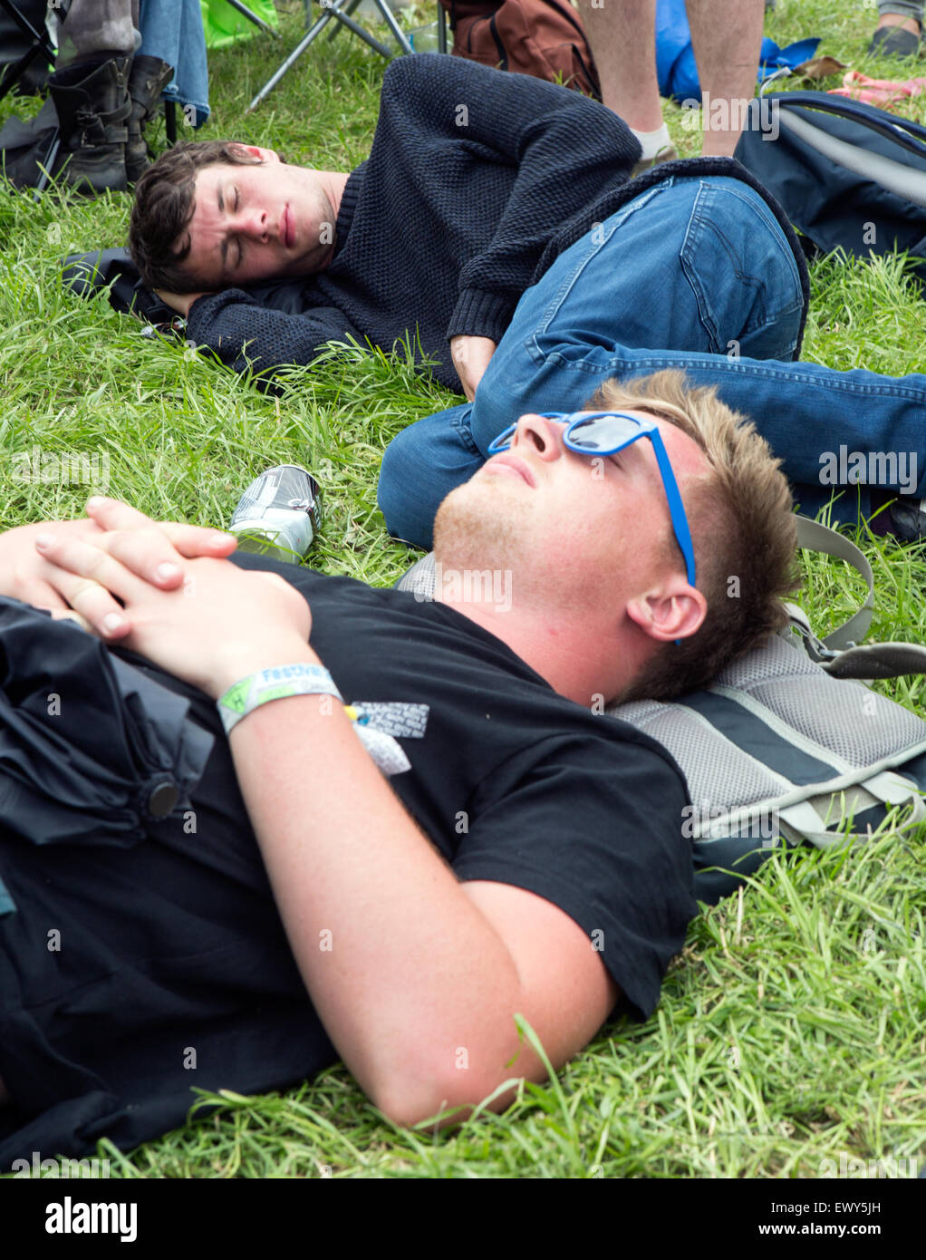 Festival Goer dormire a Glastonbury Festival Regno Unito Foto Stock