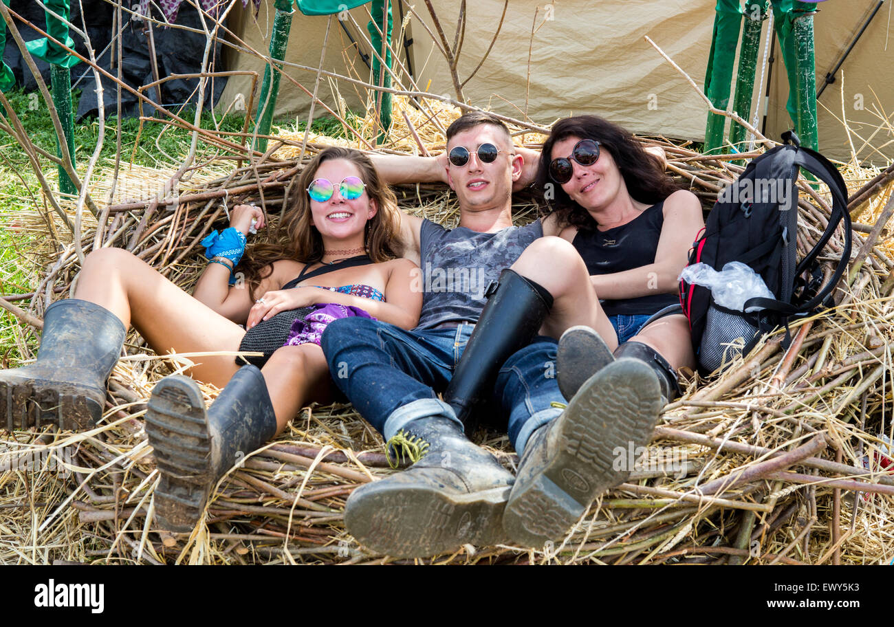 I frequentatori del festival in un nido gigante festival di Glastonbury Regno Unito Foto Stock