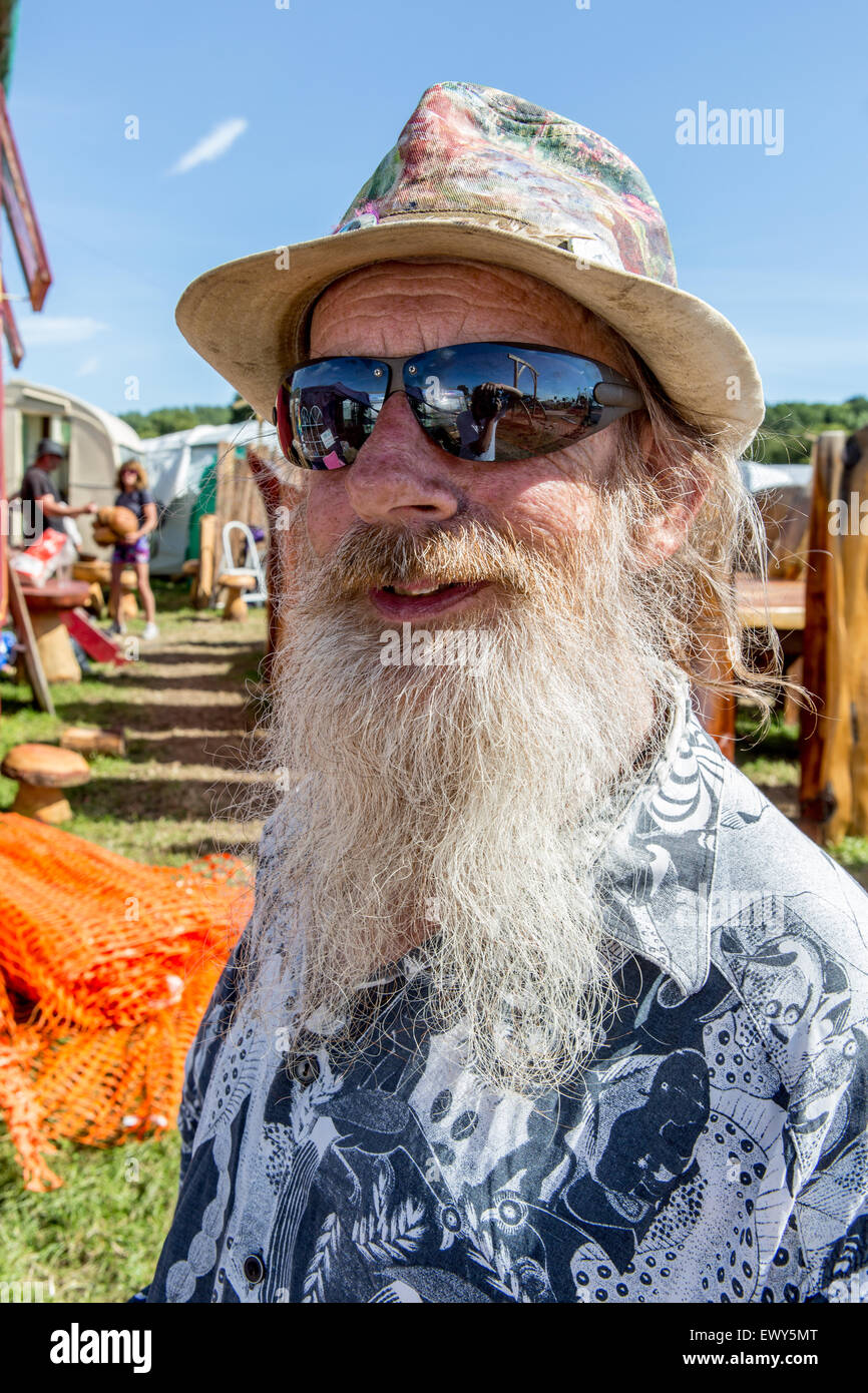 Vecchio Hippie con la barba e il cappello a Glastonbury Festival Somerset REGNO UNITO Foto Stock