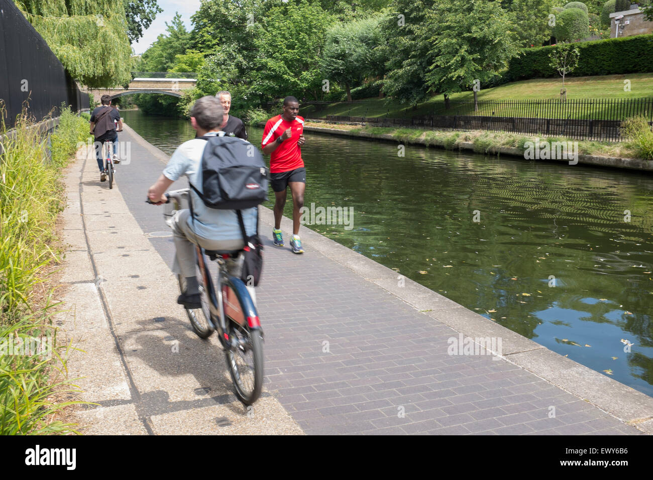 Persone che esercitano lungo il Regents Canal Londra, Regno Unito Foto Stock