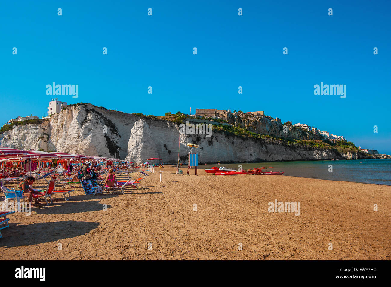 Italia Puglia Gragano Vieste la roccia Pizzomunno e la spiaggia Foto Stock