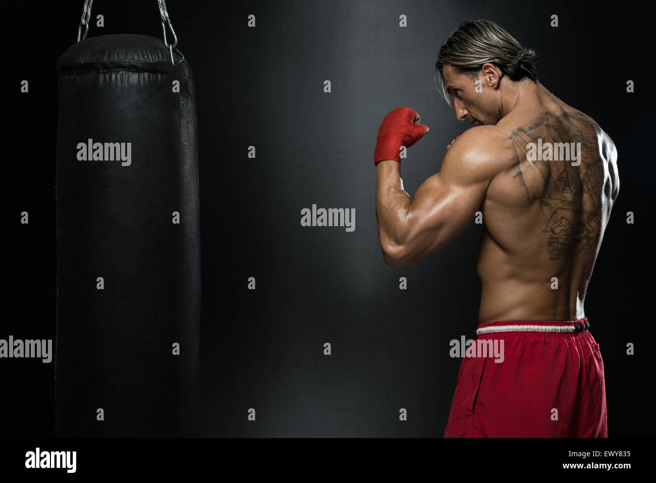 Un Uomo Con Un Tatuaggio In Rosso Guantoni Da Pugilato Pugilato Su Sfondo Nero Il Concetto Di Uno Stile Di Vita Sano L Idea Per Il Fi Foto Stock Alamy