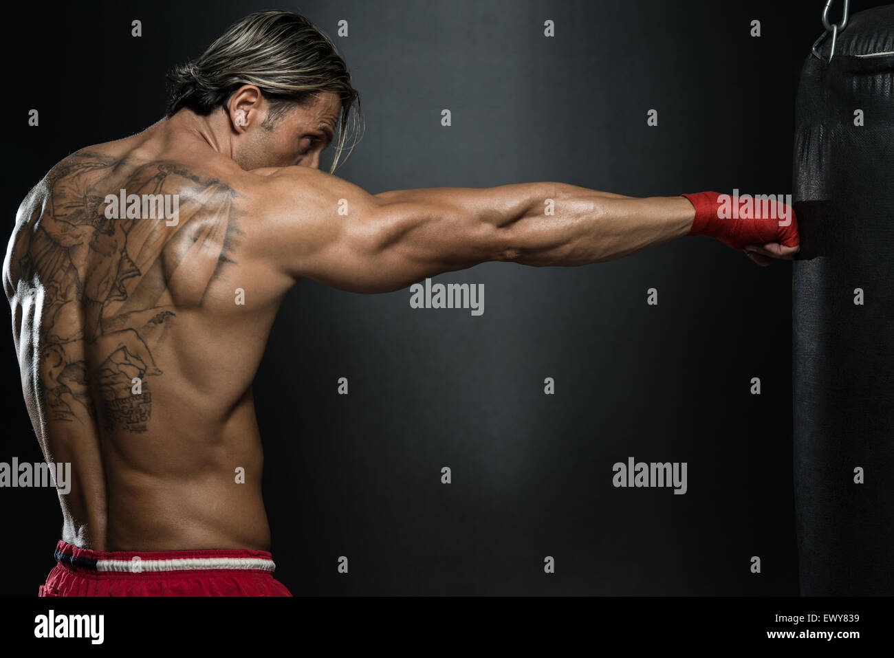Un Uomo Con Un Tatuaggio In Rosso Guantoni Da Pugilato Pugilato Su Sfondo Nero Il Concetto Di Uno Stile Di Vita Sano L Idea Per Il Fi Foto Stock Alamy