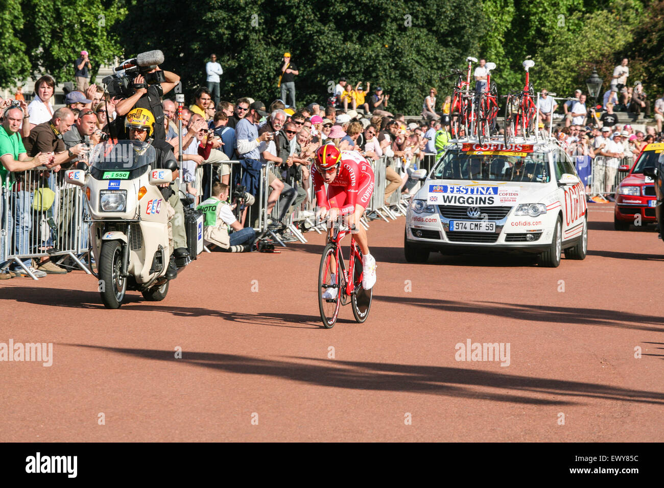 Quasi alla fine della 8km prologo, un cronometro individuale gara del primo giorno del Tour de France cycle race svoltosi a Lon Foto Stock
