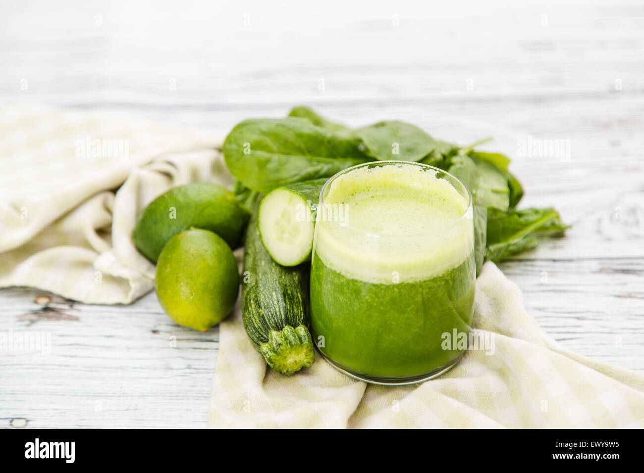 Succo verde, spinaci, cetriolo, calce, la zucchina, ananas, peperoni verdi, Foto Stock