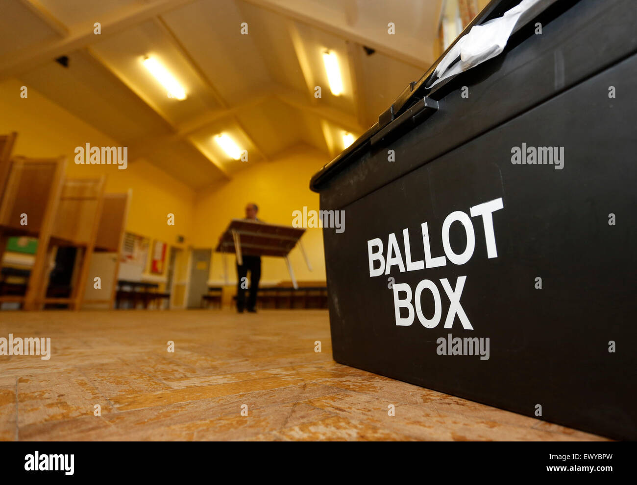 Volontari impostazione di una stazione di polling in Bradford West circoscrizione presto su Generale il giorno delle elezioni 2015. Foto Stock