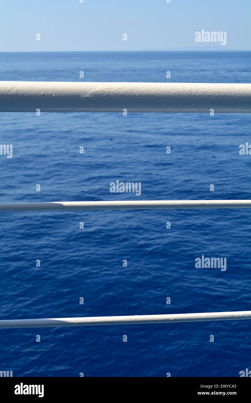 Tre ringhiere in orizzontale su un traghetto greco a vela nel mare Mediterraneo Foto Stock