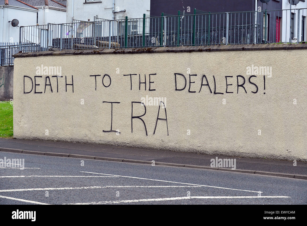 IRA graffiti sul muro minacciando di trafficanti di droga con la morte, Londonderry, Irlanda del Nord. Foto Stock