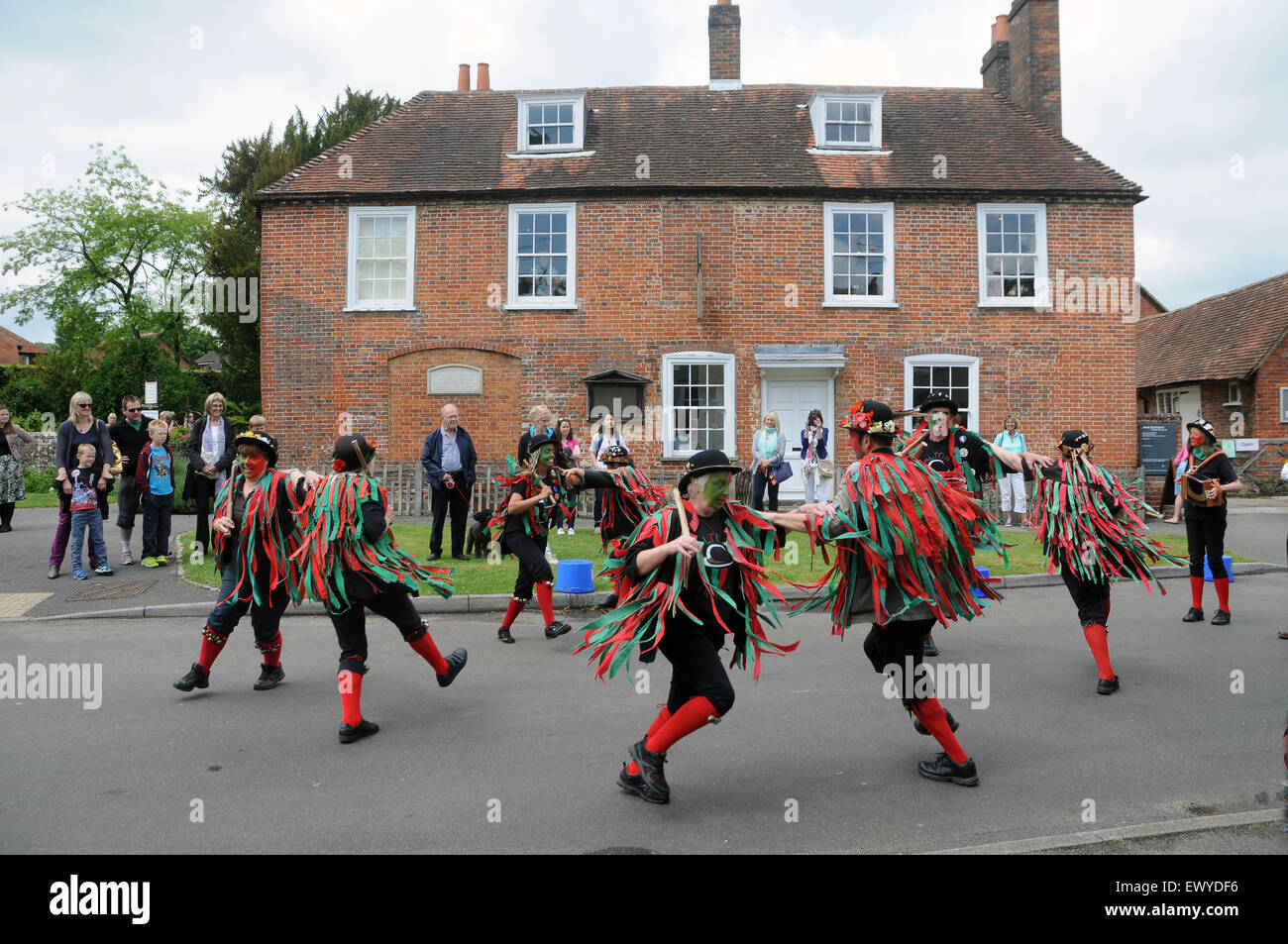 Morris ballerini al di fuori di Jane Austen's House a Chawton, Hampshire Foto Stock