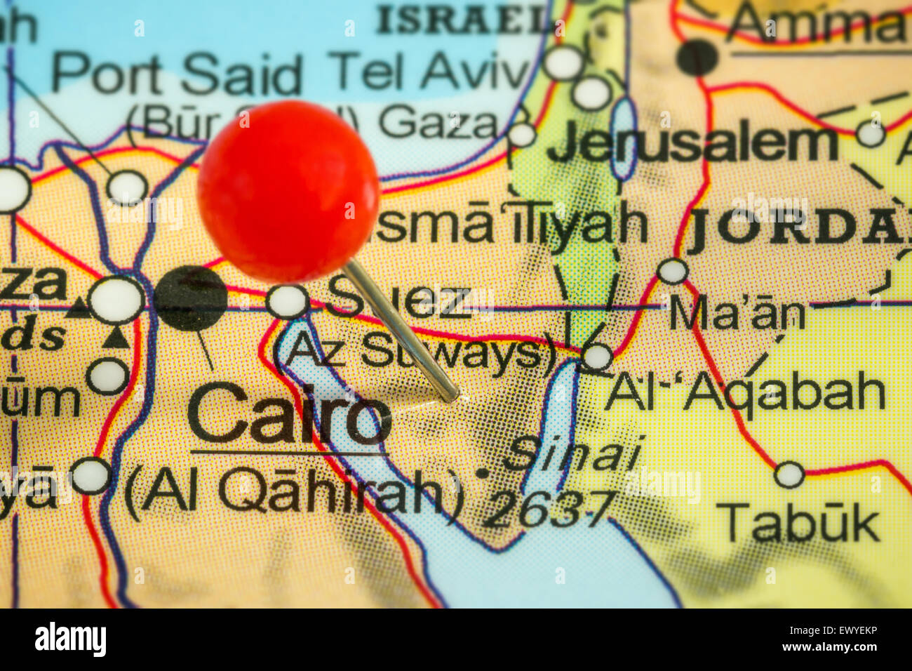 Close-up di una puntina rossa su una mappa della penisola del Sinai, Egitto Foto Stock