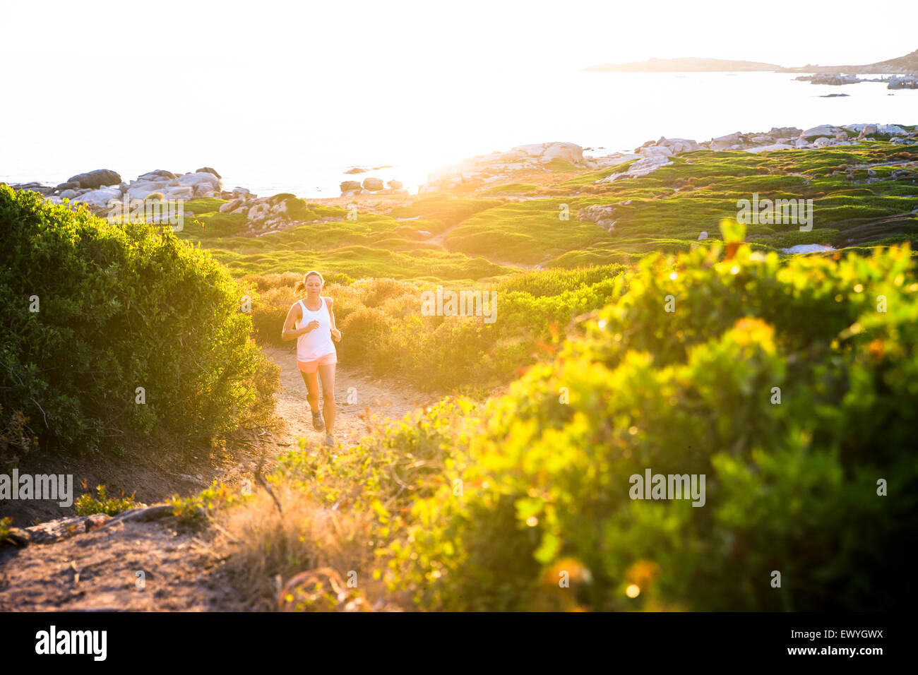 Ragazza di jogging sul sentiero, Corsica, Francia Foto Stock