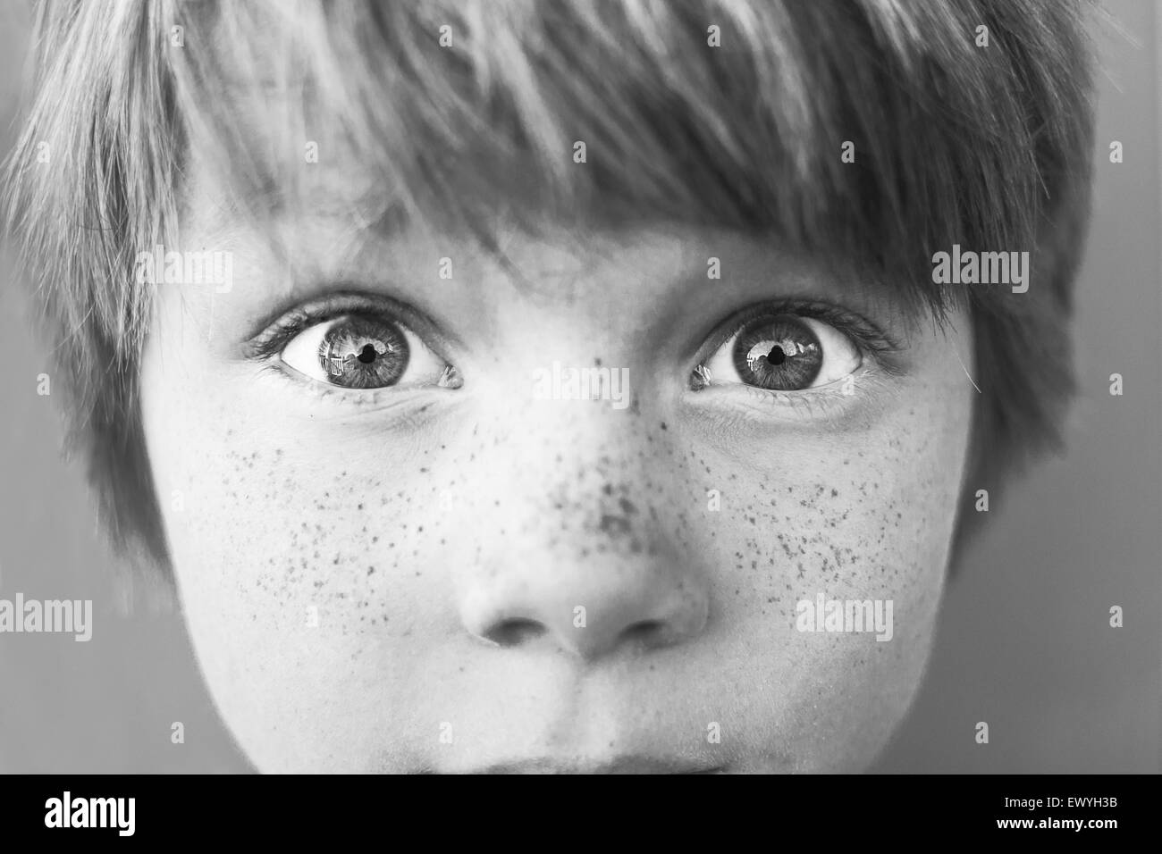 Close-up verticale di un ragazzo con le lentiggini Foto Stock
