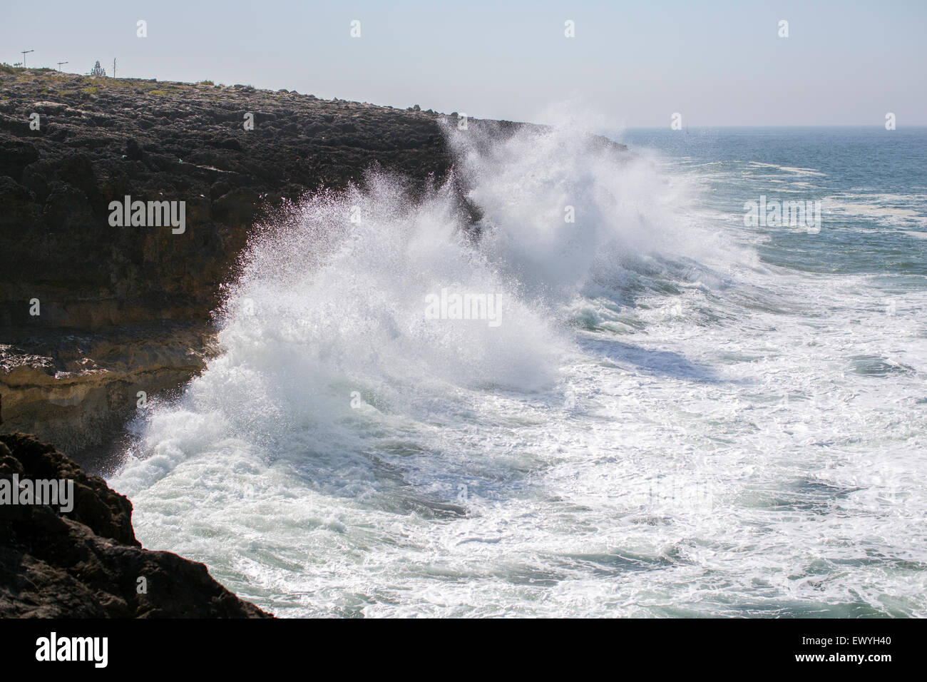 Onde che si infrangono contro le rocce sulla costa di Lisbona, Portogallo Foto Stock