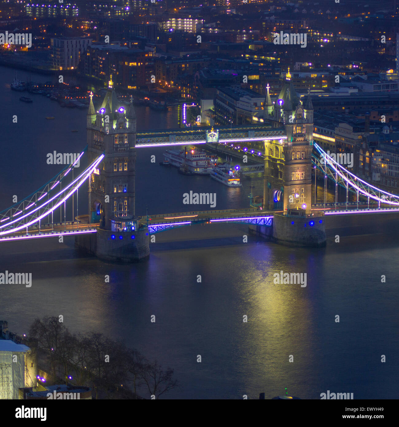 Vista in elevazione del Tower Bridge di notte, Londra, Regno Unito Foto Stock