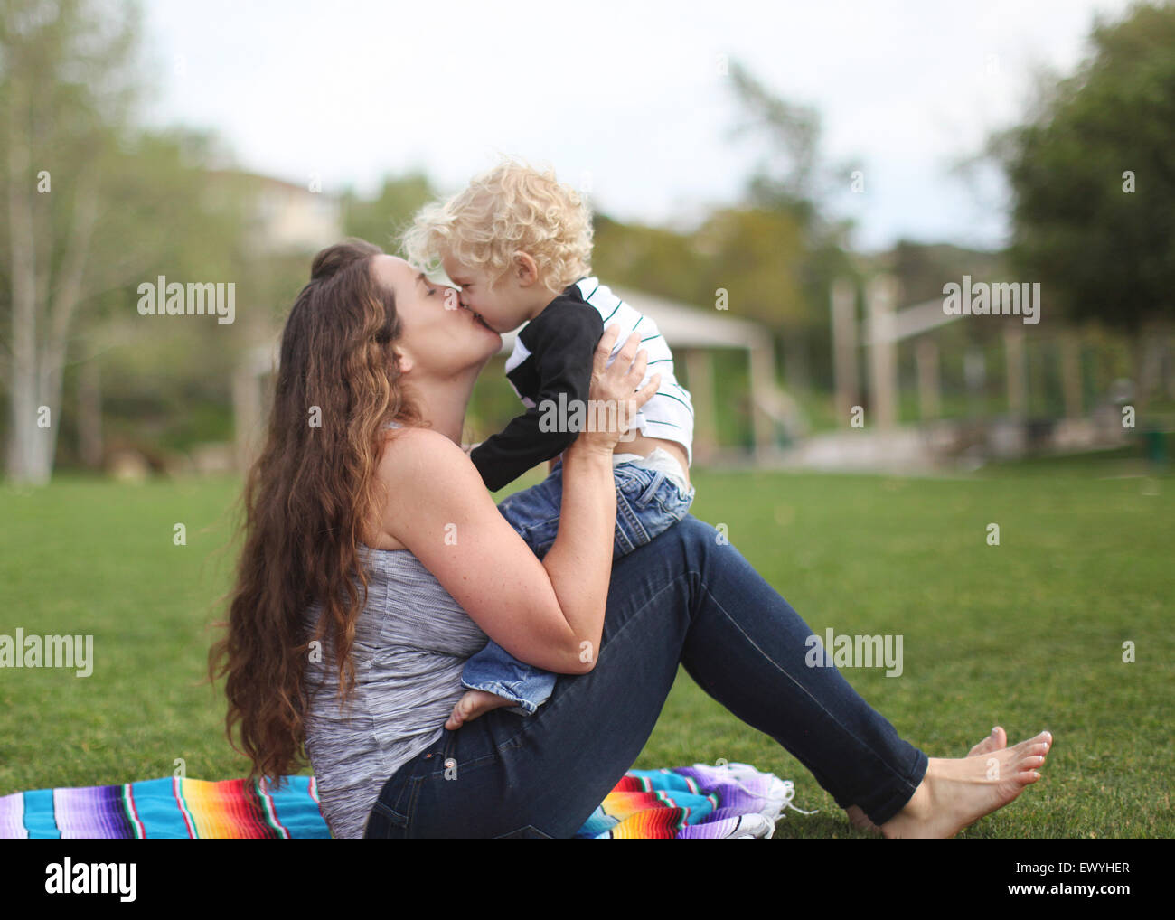 Madre e figlio kissing Foto Stock