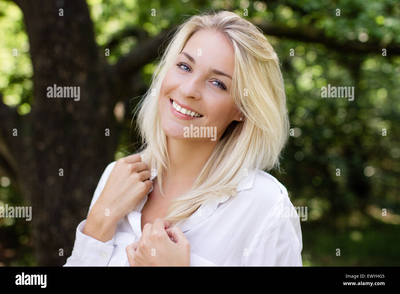 Ritratto di una giovane dai capelli biondi donna sorridente Foto Stock