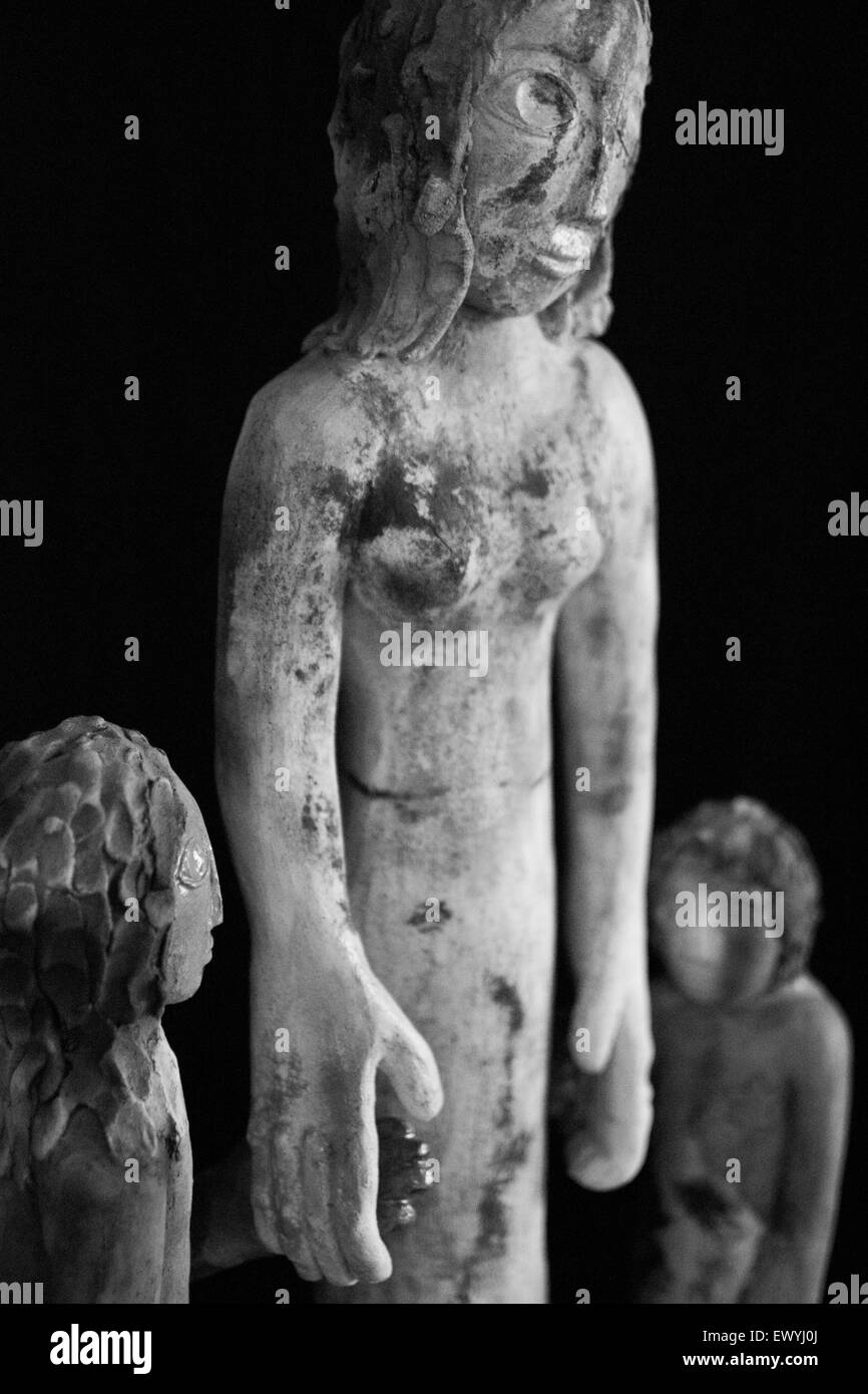 Scultura di una donna che mantiene i suoi figli le mani Foto Stock