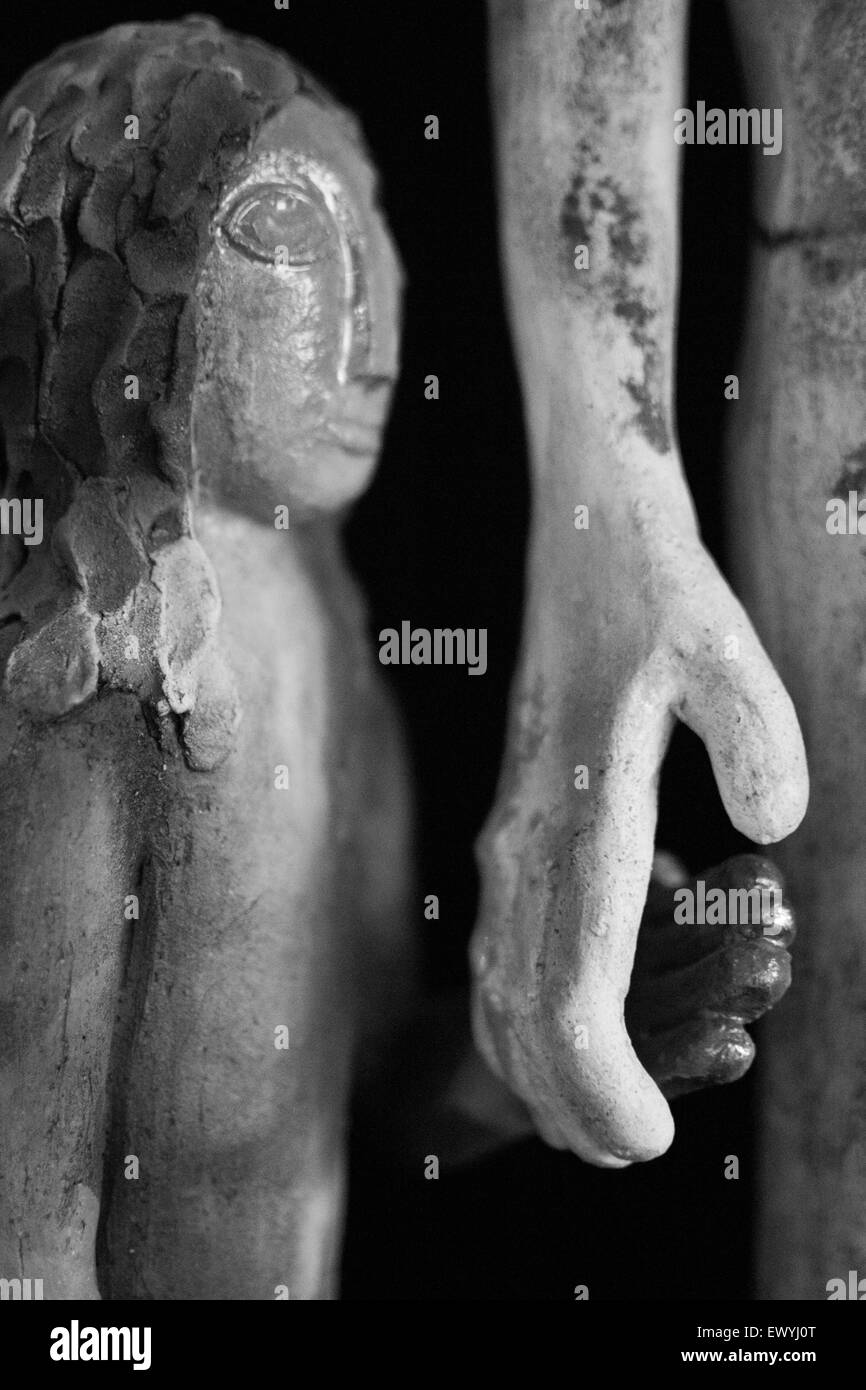 Scultura di una donna e il suo bambino per mano Foto Stock