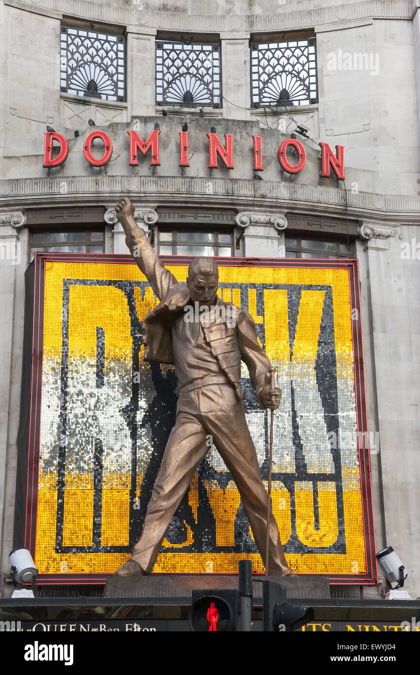 Ottobre 2010 la statua di Freddie Mercury sulla sommità del Dominion Theatre in Tottenham Court Road per il "We Will Rock You Musical' Foto Stock