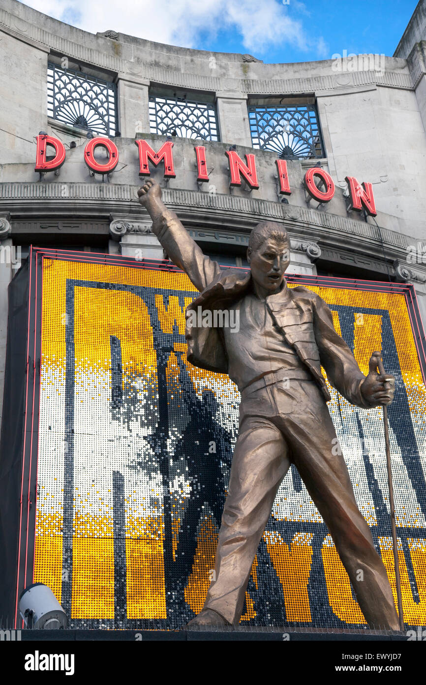 Ottobre 2010 la statua di Freddie Mercury sulla sommità del Dominion Theatre in Tottenham Court Road per il "We Will Rock You Musical' Foto Stock