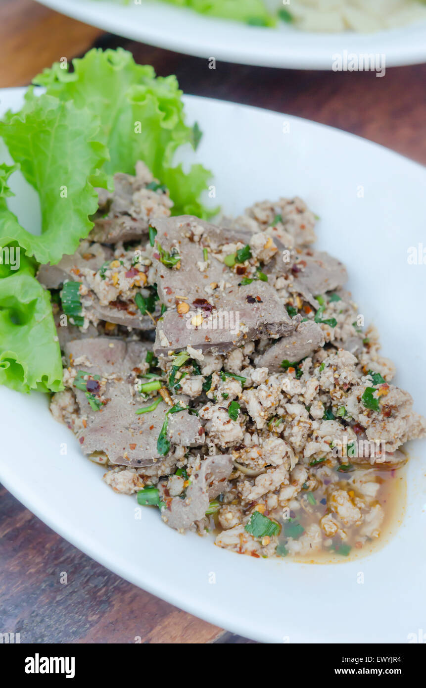 Piccante di carne macinata di maiale mangiato con verdura fresca sulla piastra Foto Stock