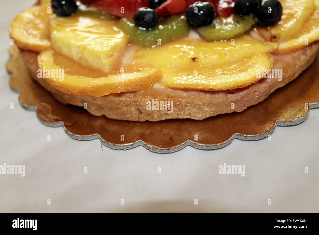 Torta alla frutta con bacche e altri frutti Foto Stock