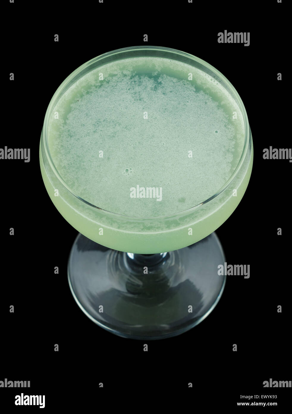 Verde cocktail fantasma isolato su sfondo nero Foto Stock