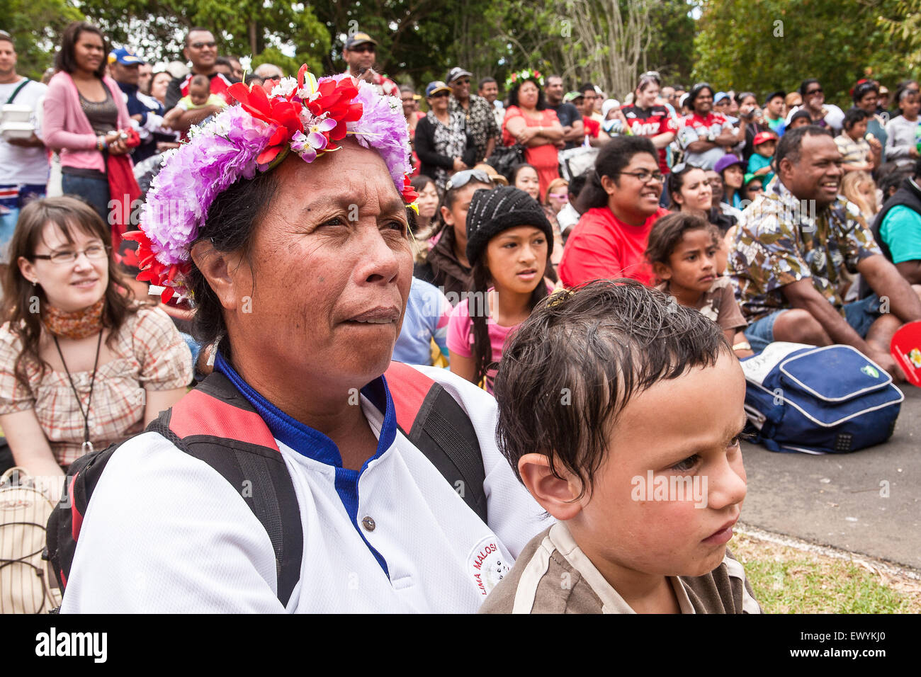 Pubblico dalle isole del Pacifico la visualizzazione gli interpreti di marcia annuale raduno al Festival Pasifika,Auckland, Nuova Zelanda Foto Stock