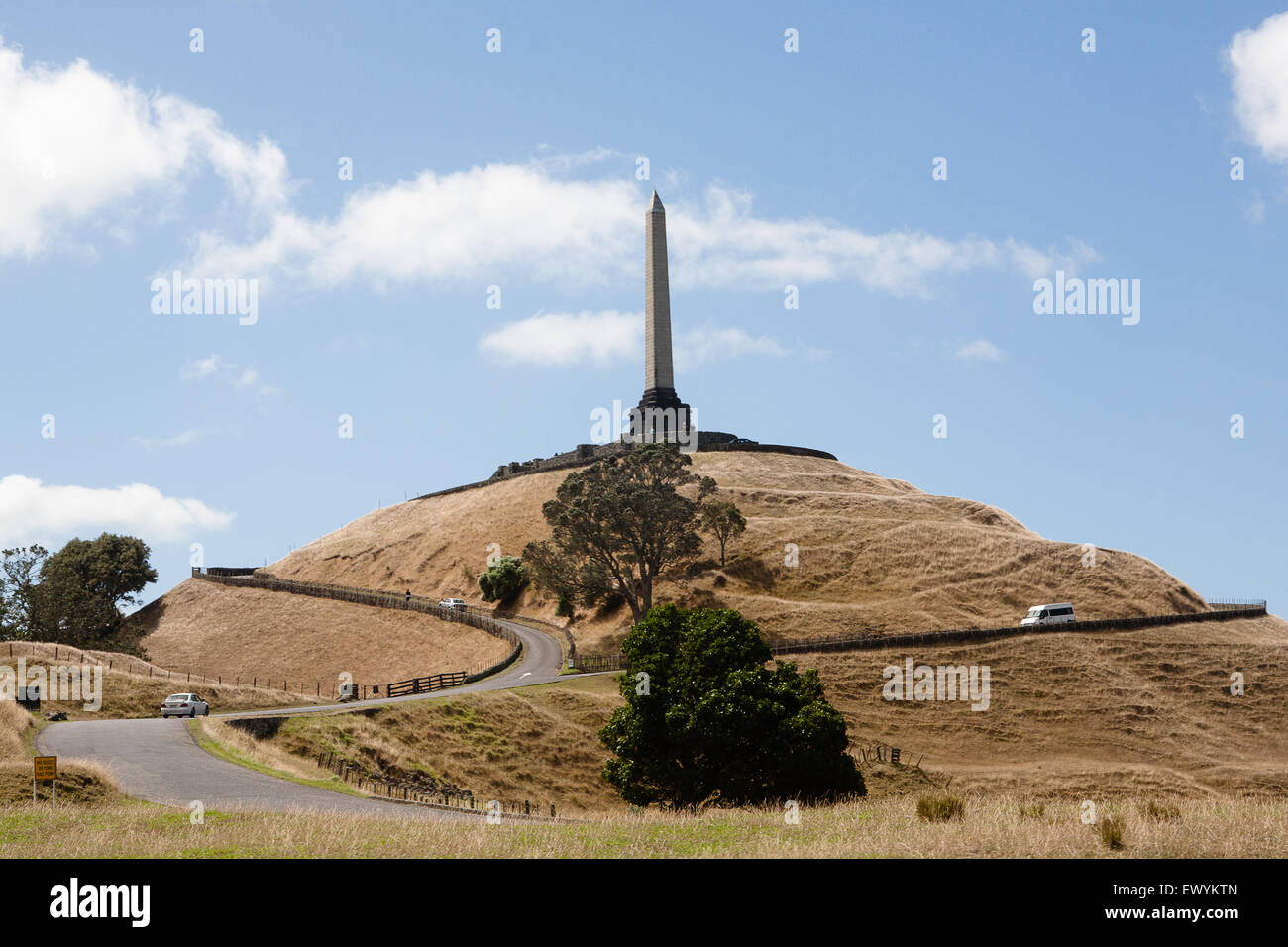 Vista di One Tree Hill,(Maungakiekie) e l'Obelisco,Auckland, Nuova Zelanda Foto Stock