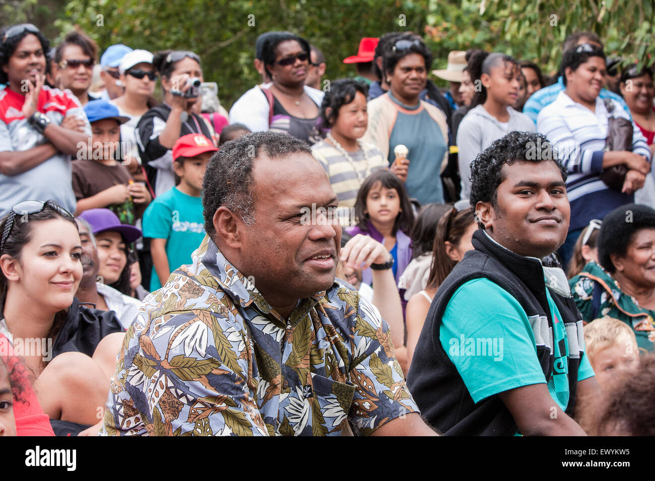 Pubblico dalle isole del Pacifico la visualizzazione gli interpreti di marcia annuale raduno al Festival Pasifika,Auckland, Nuova Zelanda Foto Stock