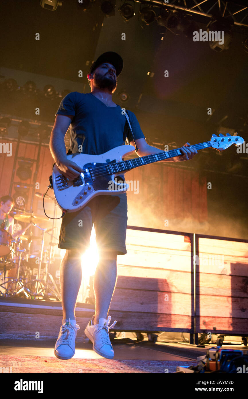 Freiburg, Germania. 2. Luglio, 2015. Chris Rodriguez (Bass) da della rock band tedesca Revolverheld suona dal vivo durante un concerto al ZMF music festival in Freiburg, Germania. Foto: Miroslav Dakov/ Alamy Live News Foto Stock